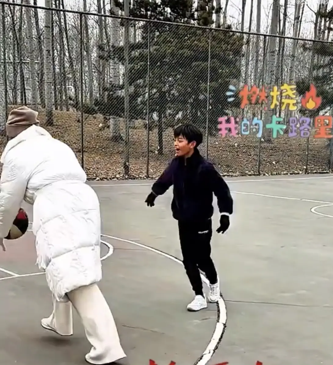小玥儿跟小箖箖放寒假回北京了。玥儿姐弟回京过年，小箖箖跟奶奶打球，瘦瘦...