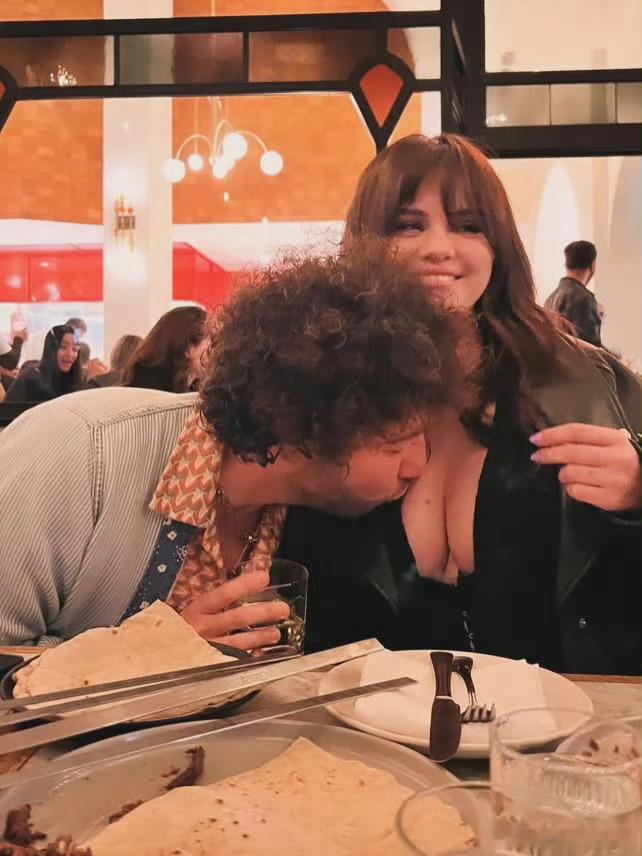 我的法。。。谁敢看贾斯丁比伯前女友 在社交媒体上分享爱夫Benny Blanco