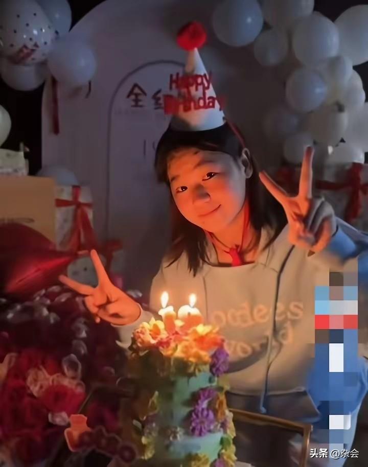 我们的“婵宝”19岁啦！
粉色的气球、最爱的乌龟蛋糕，还有腼腆治愈的笑容。
赛场