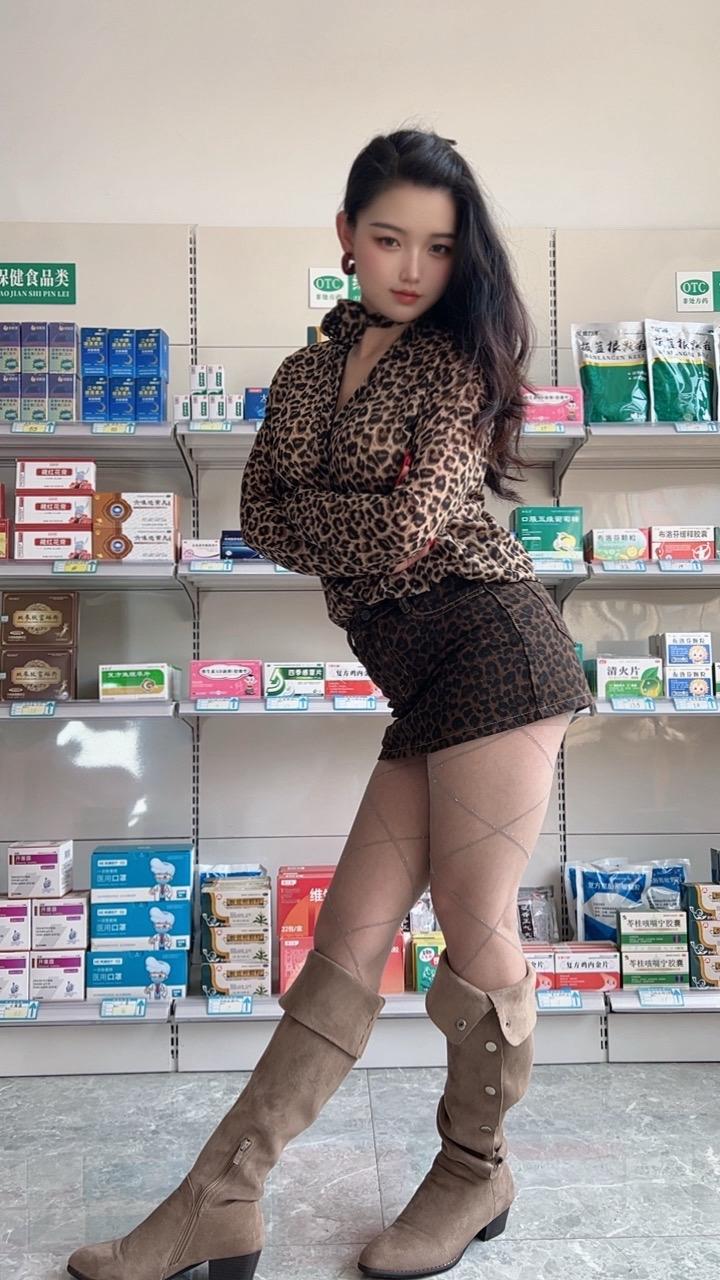 御姐风细跟高跟鞋太绝了 好身材好气质 我的魅力不止一面 美女老板娘日常 是你的理