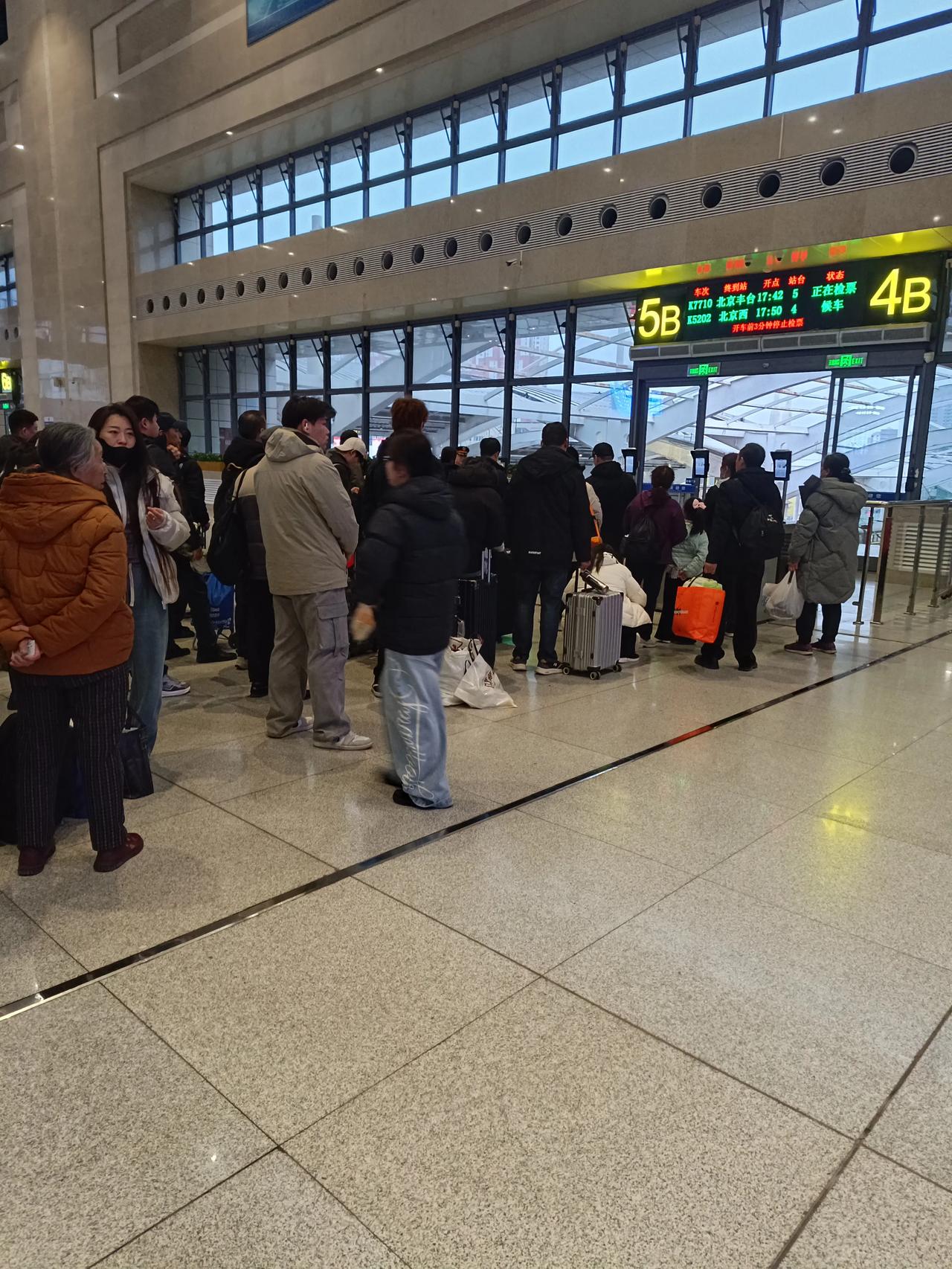 打工没有出路和未来，可是不打工又能做什么呢？打工只能是饿不到，根本不能发家的啊，