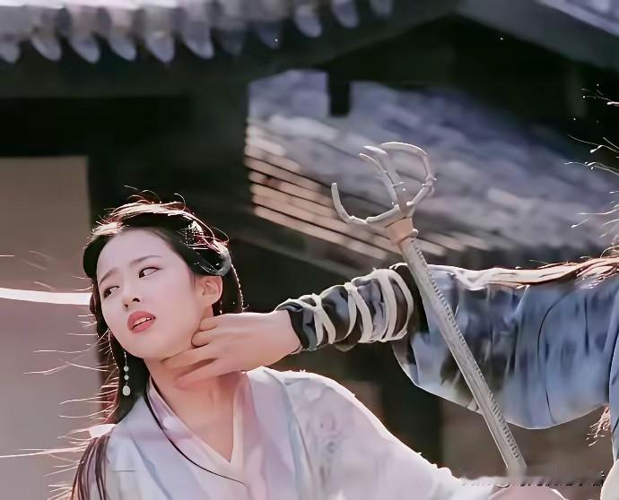 刘亦菲真的太美了，这危机的电视剧情节硬是感觉有一种美感。
很多人都调侃，往后侧身