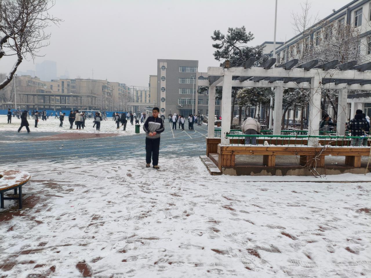 沈阳节后开学第3天迎来了元宵降雪！路过沈阳的中小学发现很多孩子中午休息的时候在打