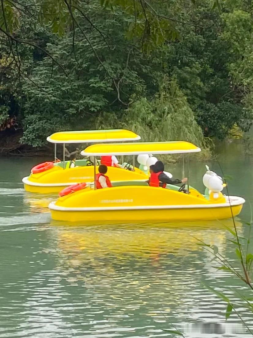 
秋拍武进新天地公园，星期天下午，新天地公园里的人蛮多的，陪孩子来划船的，放风筝