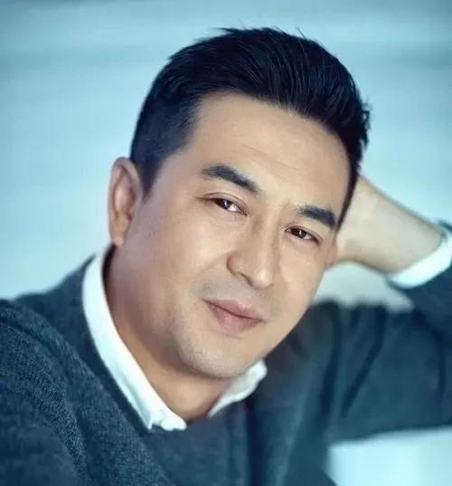 曾经，张嘉译的前妻杜珺，竟然当着媒体的面，怒斥：“他之所以娶我，就是想利用我，靠