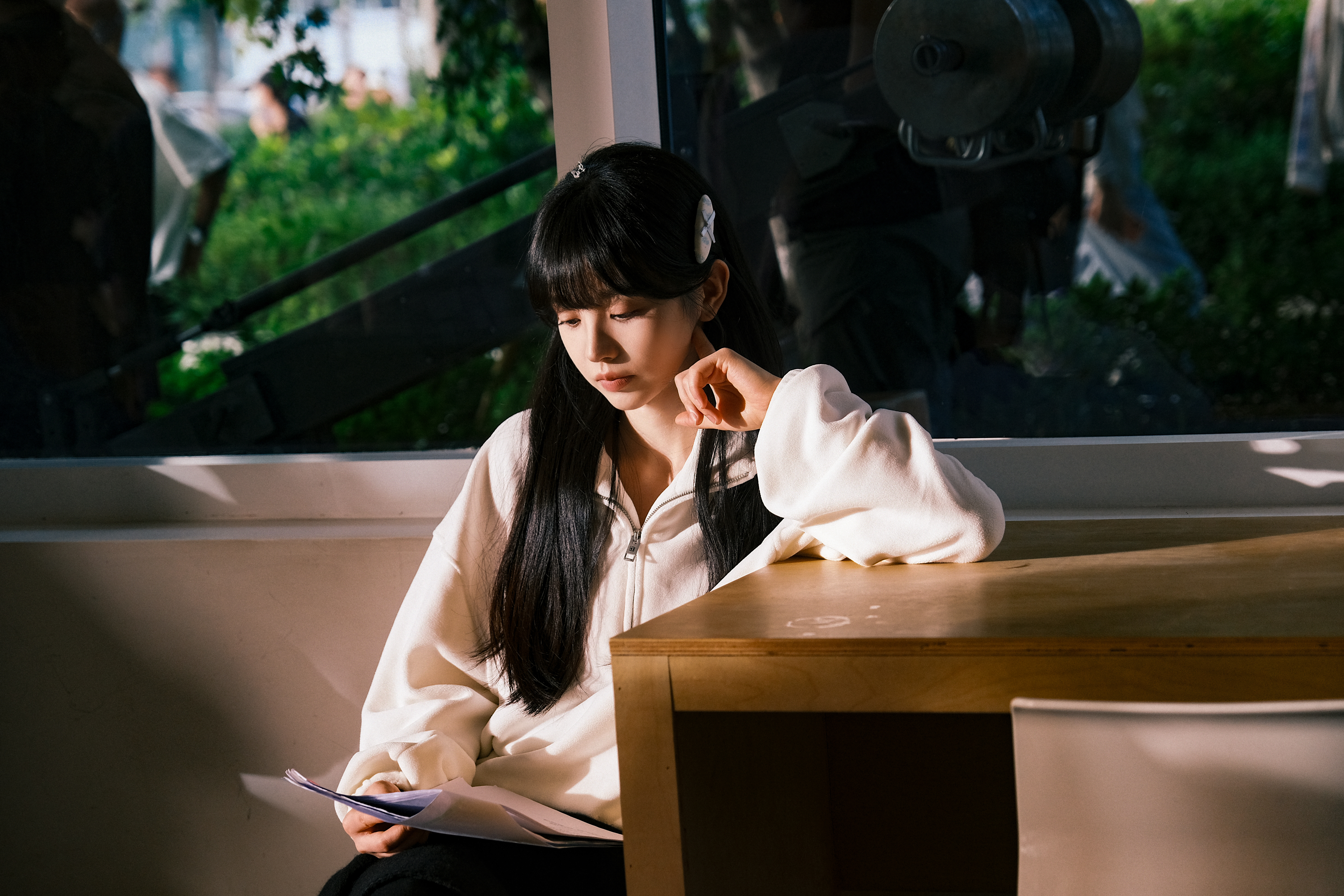 田曦薇 🫶🏻 林知夏观察日记树影落在她肩上，碎的，晃晃悠悠的，像夏天没说完的