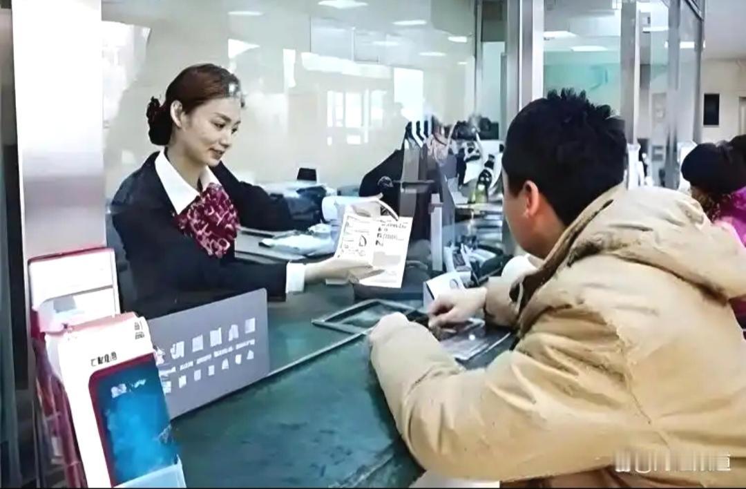 定期存款到期不取会怎样？
定期存款到期没取，处理方式分两种。要是办存款时选了自动