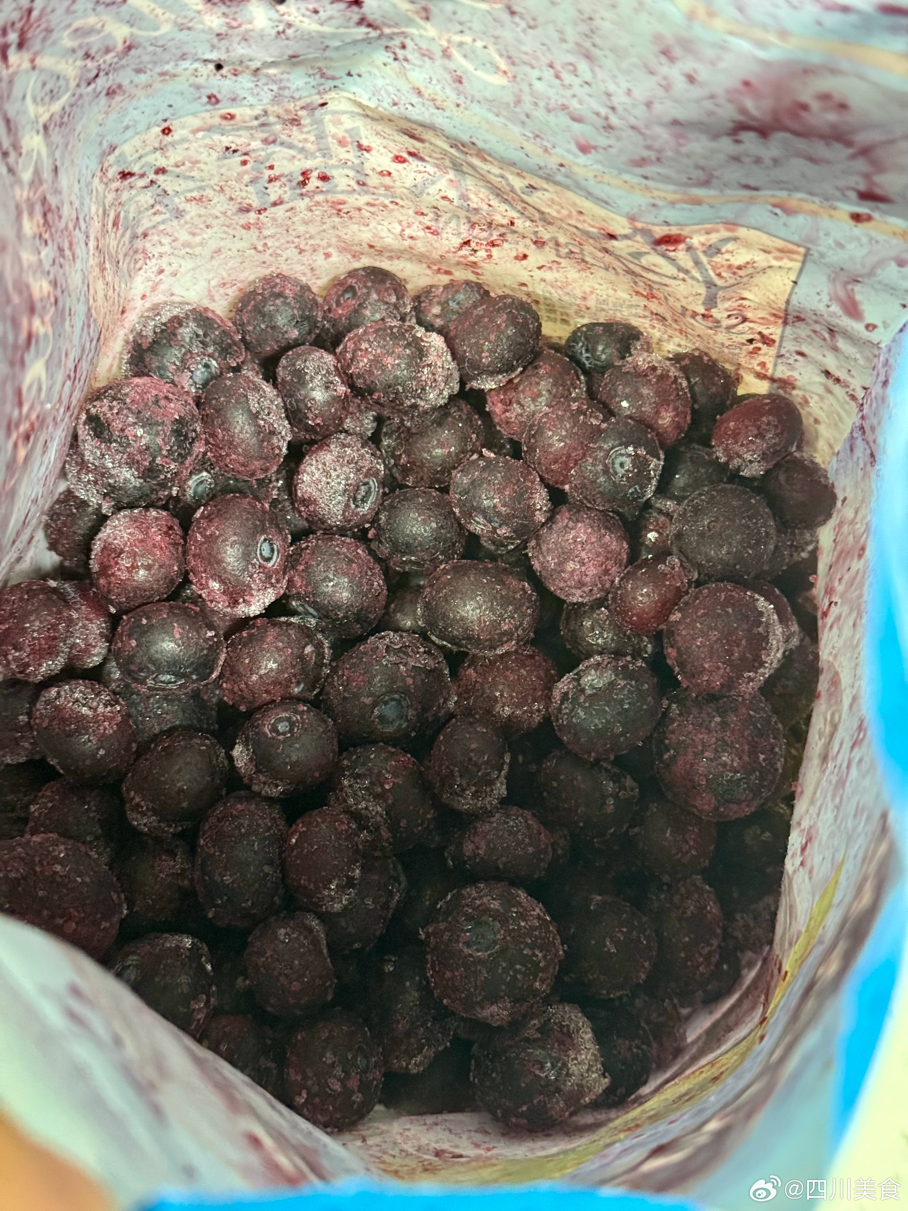 微波炉五分钟速成蓝莓酱，之前买的一大袋冻蓝莓还剩很多，试着做点蓝莓酱；直接装碗微