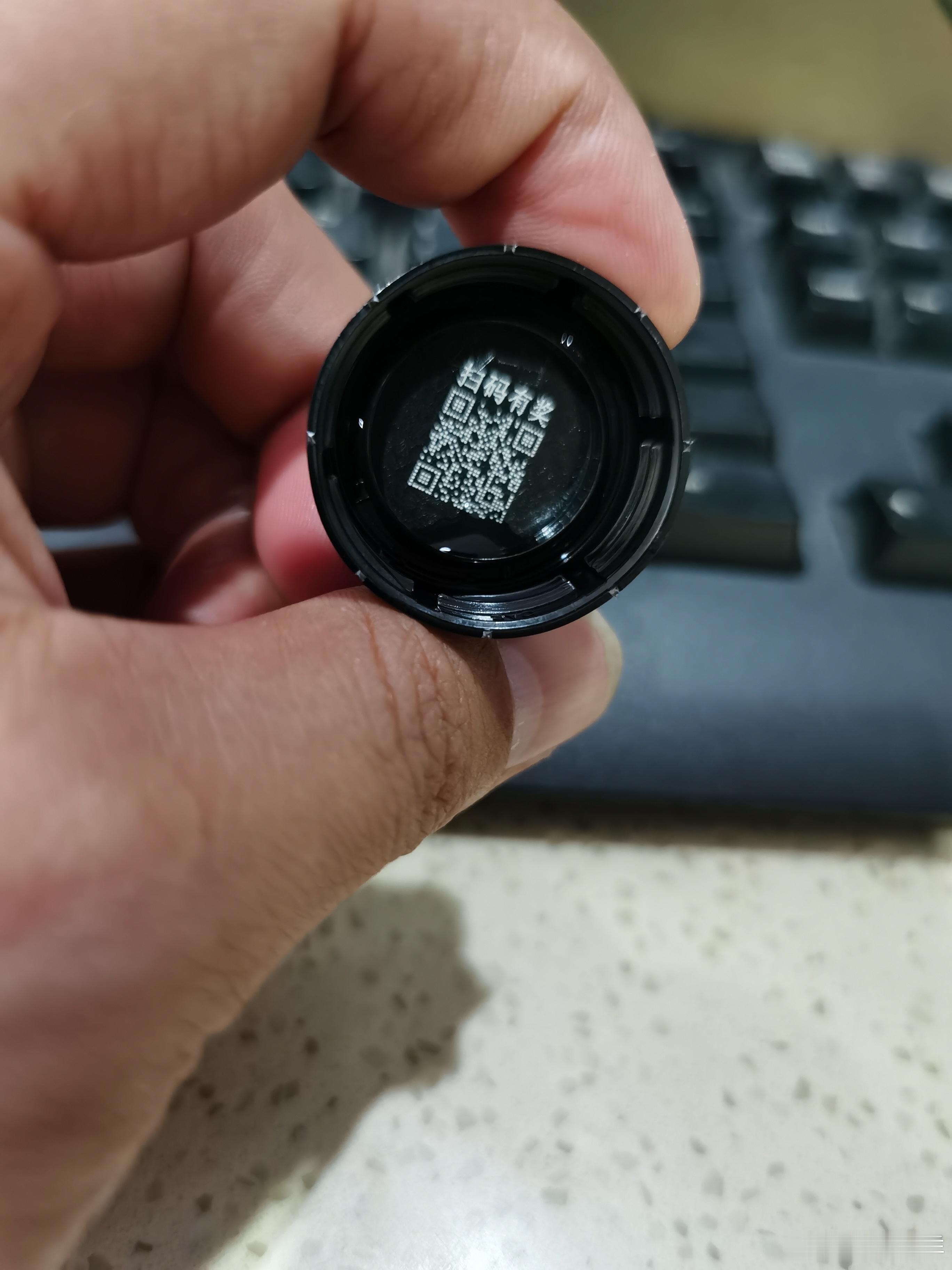 第一次买这个元气森林这个电解质水，运气不错中奖了。早上去兑换，销售员说也是第一次