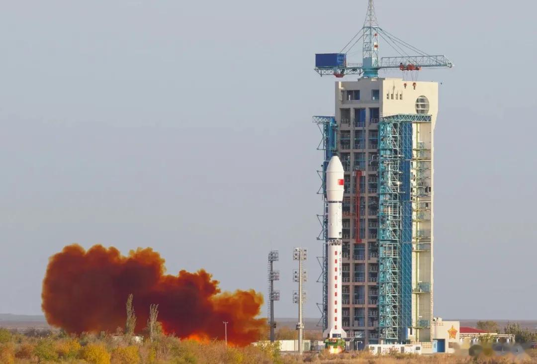 2025年10月13日，酒泉卫星发射中心，随着长征二号丁遥九十二运载火箭将试验三