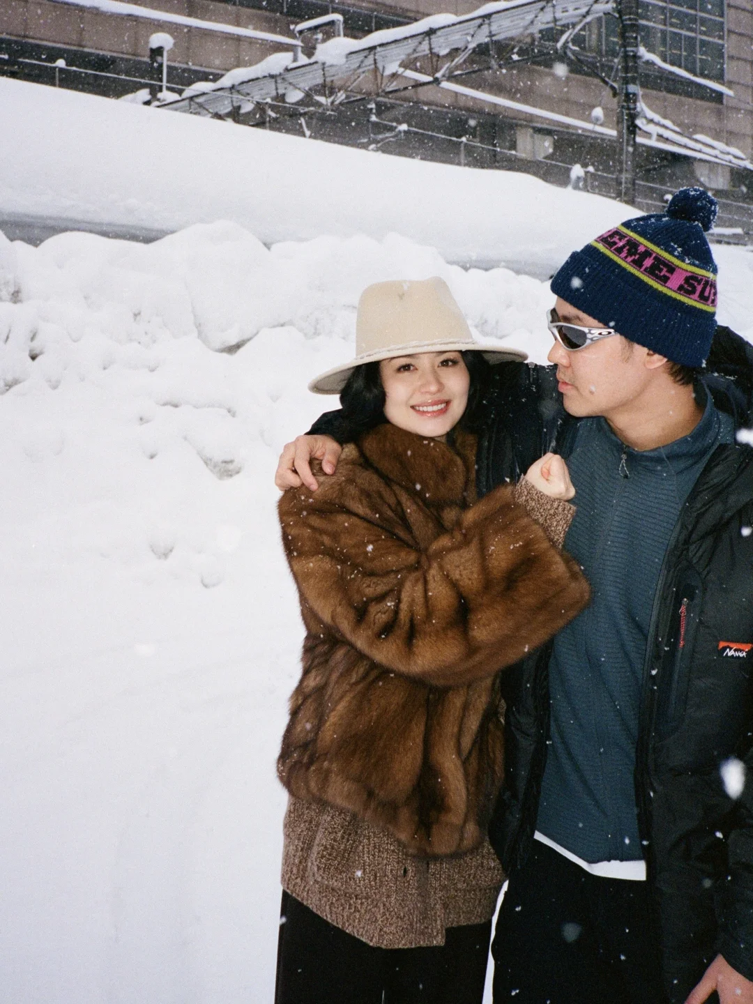 跨过冬季和爱的人们在一起