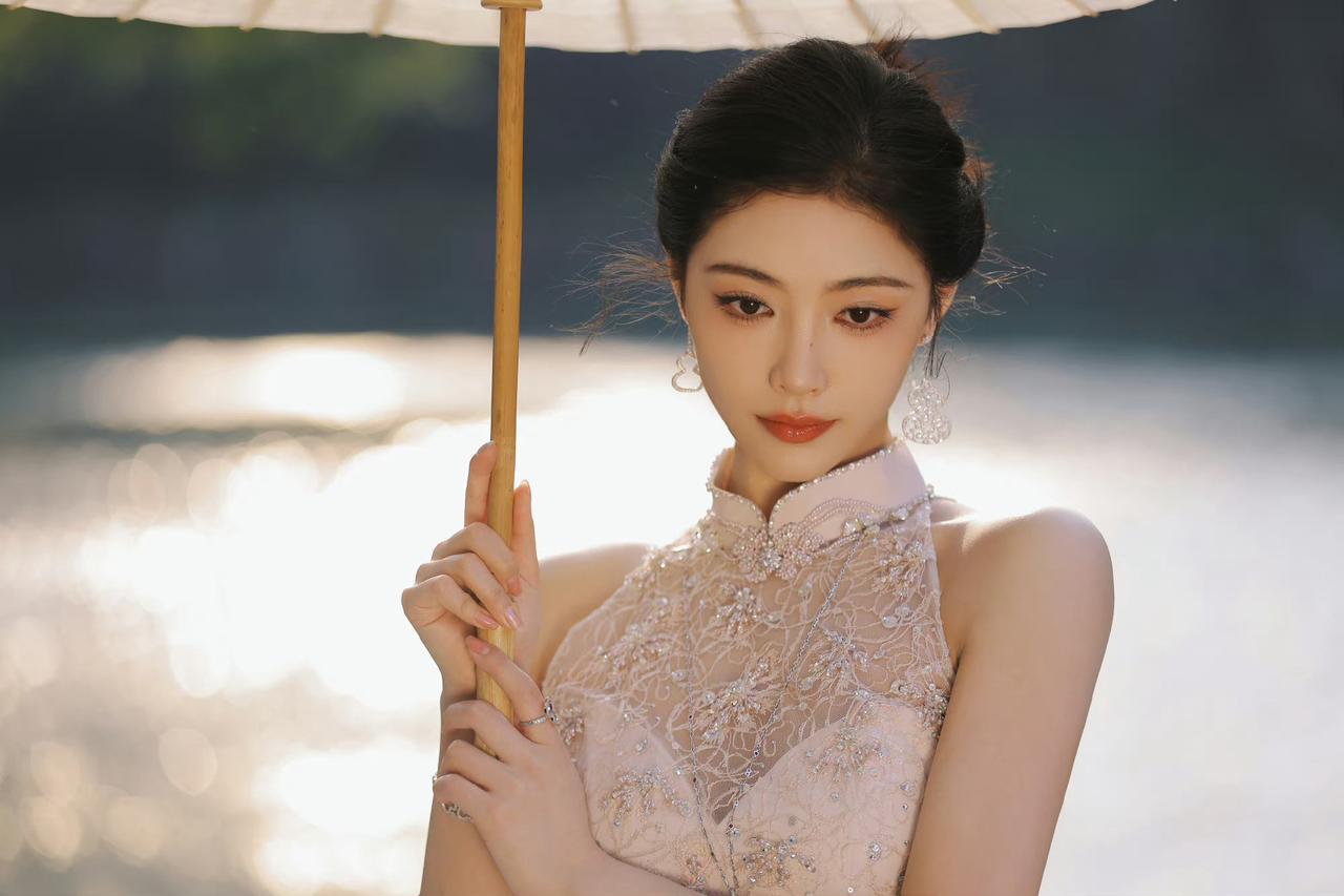 万能生活指南许佳琪，精致柔美许佳琪写真