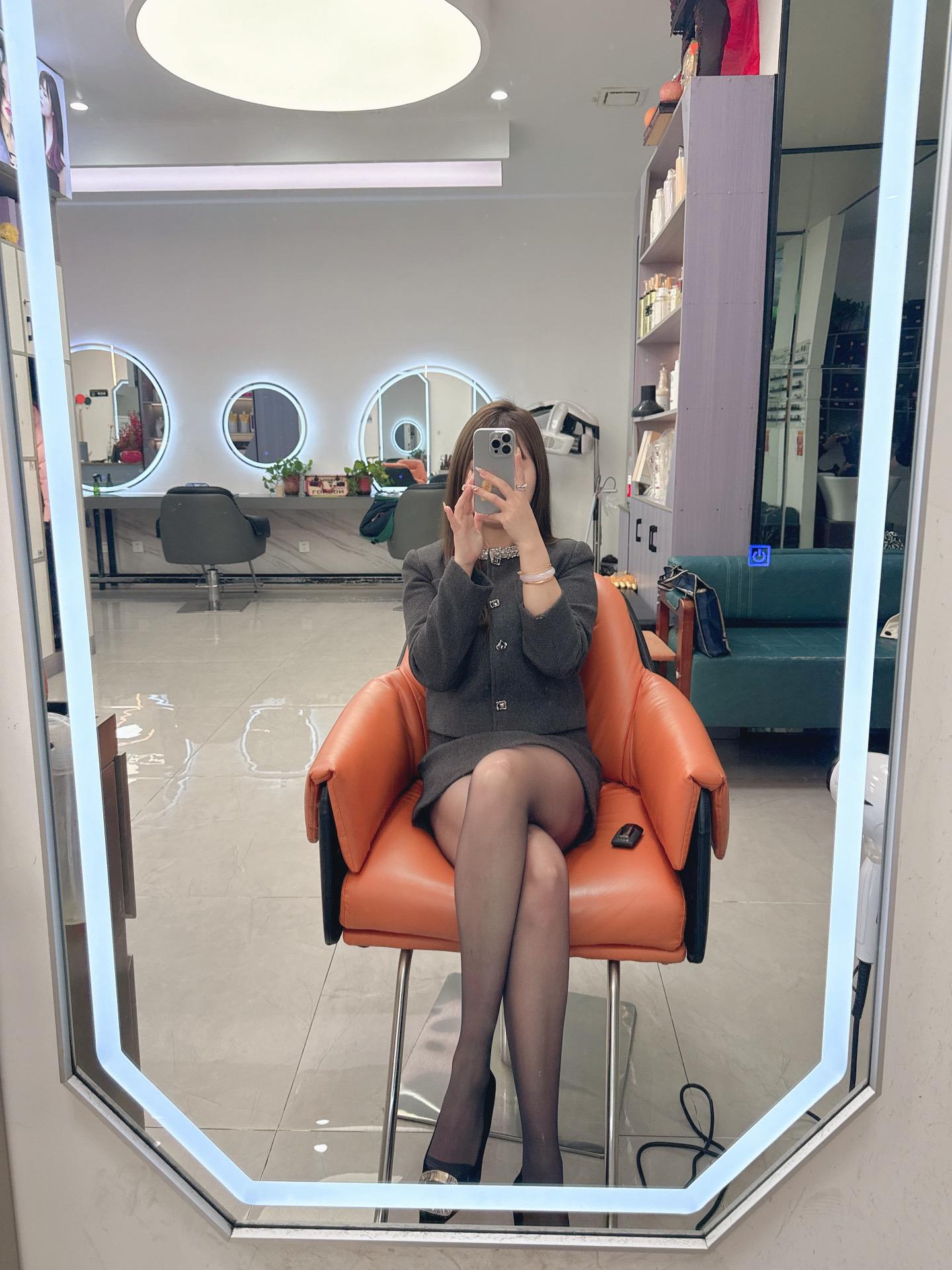 我的生活需要经济 但我也依然相信爱情 努力赚钱的意义就是 不想因为金钱...