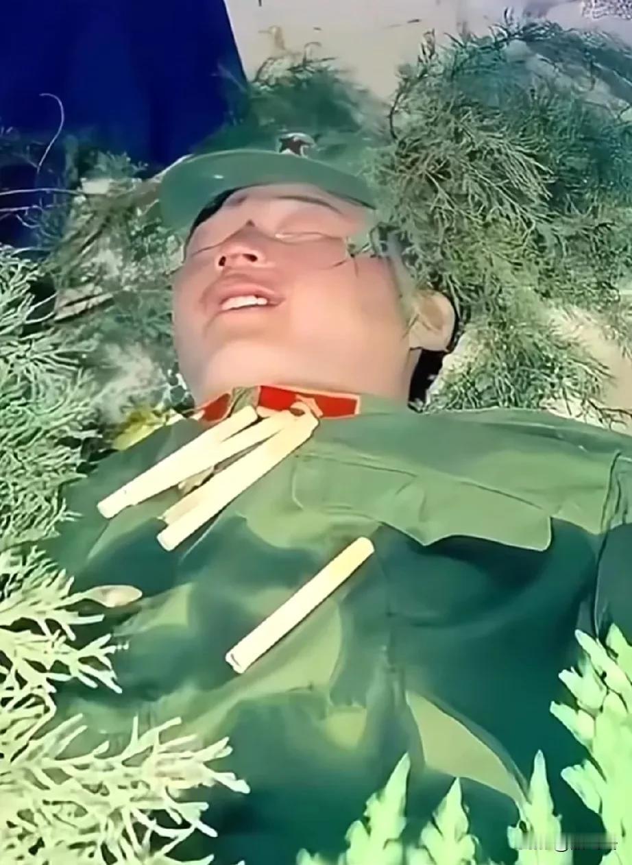 这是一等功臣，烈士赵怡忠牺牲后一张罕见的遗照！
他神态安详地躺在绿柏丛中，他的胸