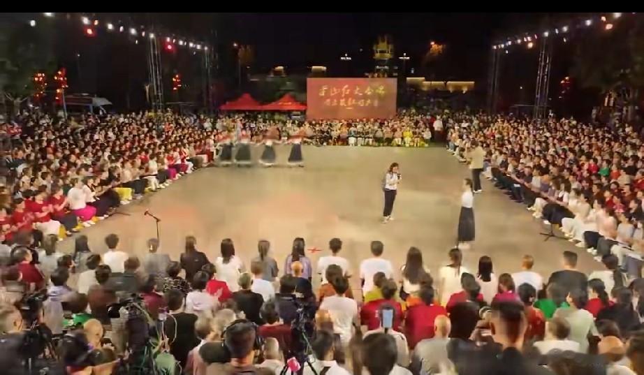 夏天里，天色一暗，城市小区、乡村广场就慢慢热闹起来。没有单位统一组织，不用花钱买