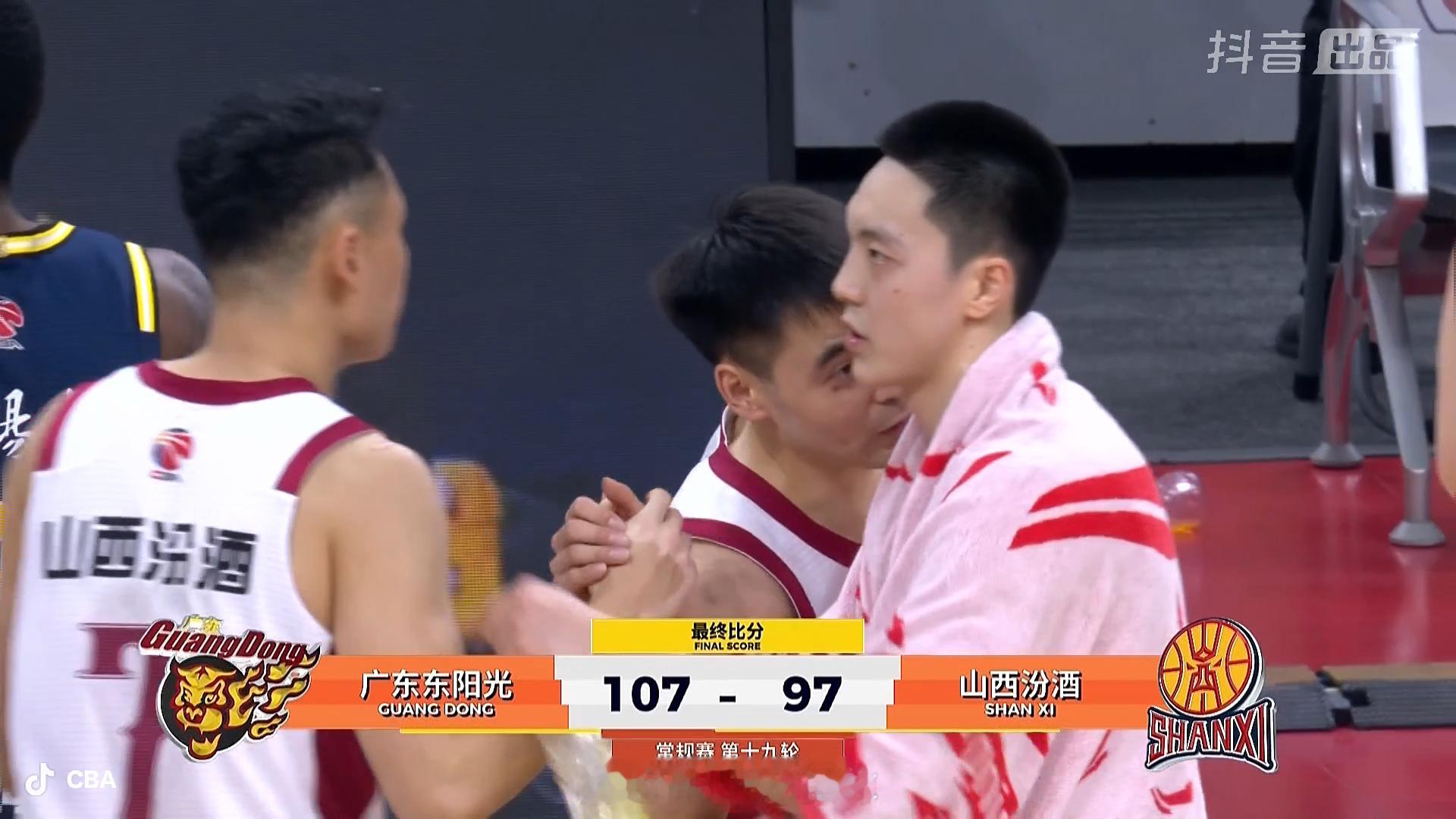 从7点35打到10点以后，FIBA 10分钟一节的比赛打了超过两个半小时，毫无疑