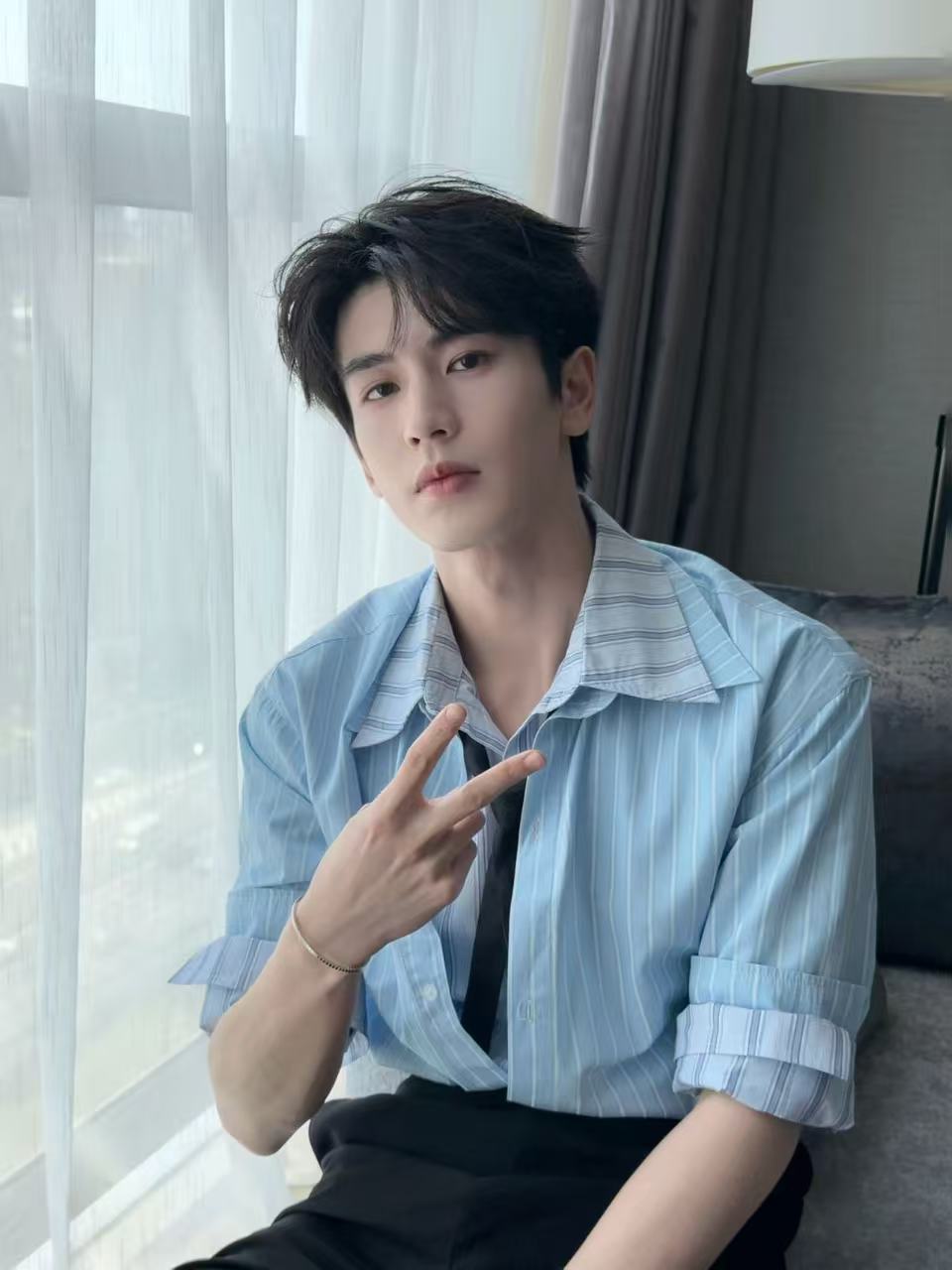 「氛围感大师」张凌赫！背头Bking和炸毛小狗自由切换，反差感绝了 