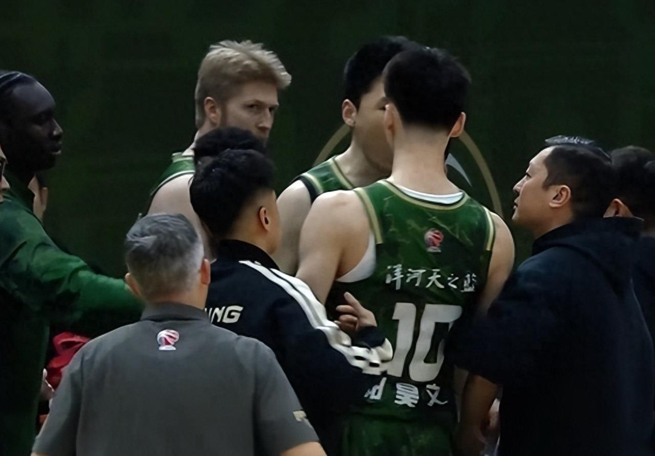 CBA罕见！队友之间发生激烈内讧，相互推搡，双双被教练弃用，导致球队输掉比赛……