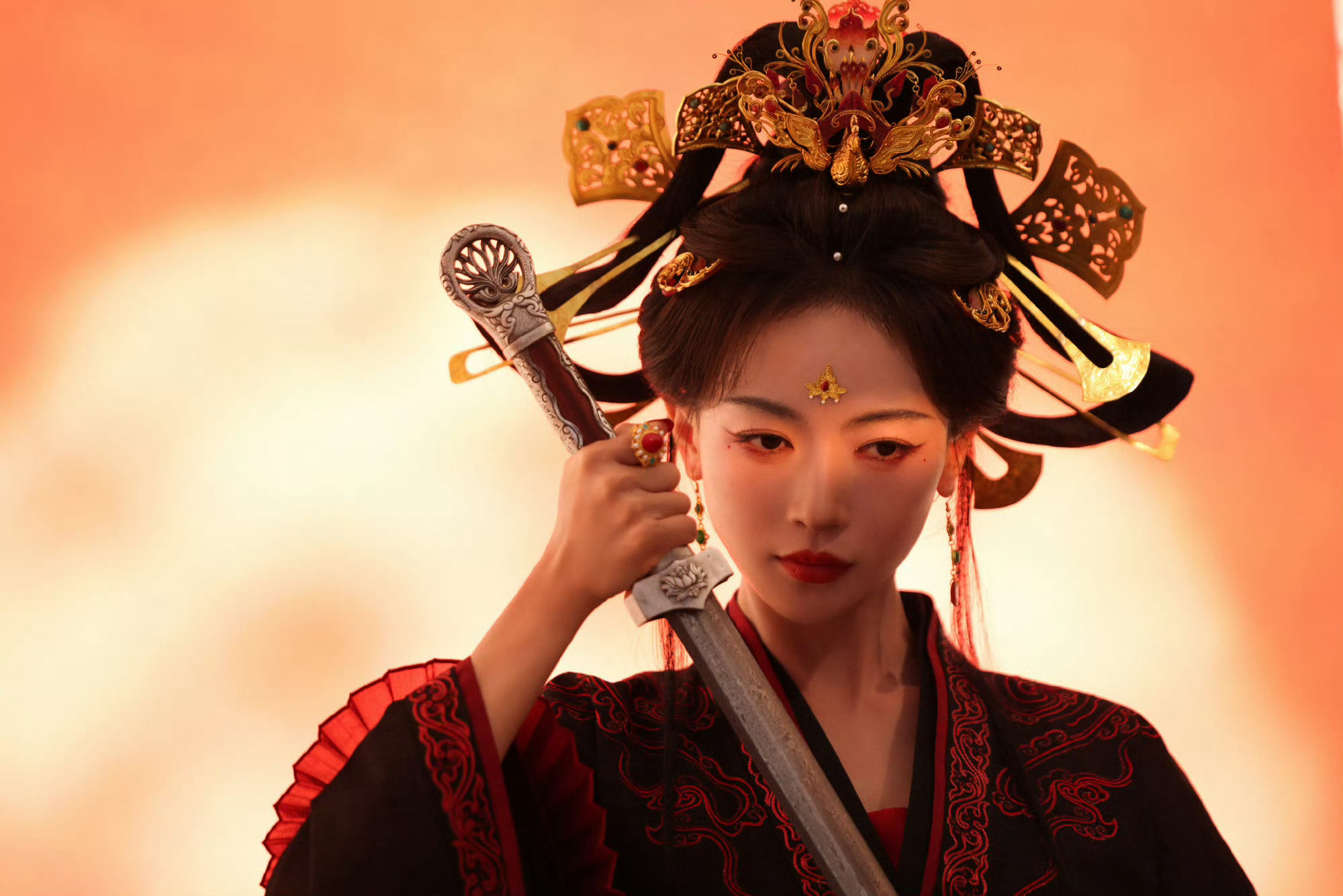 吴谨言女频最严厉的母亲吴谨言这张脸简直就是为女帝人设量身定做的秦长歌的造型又美又