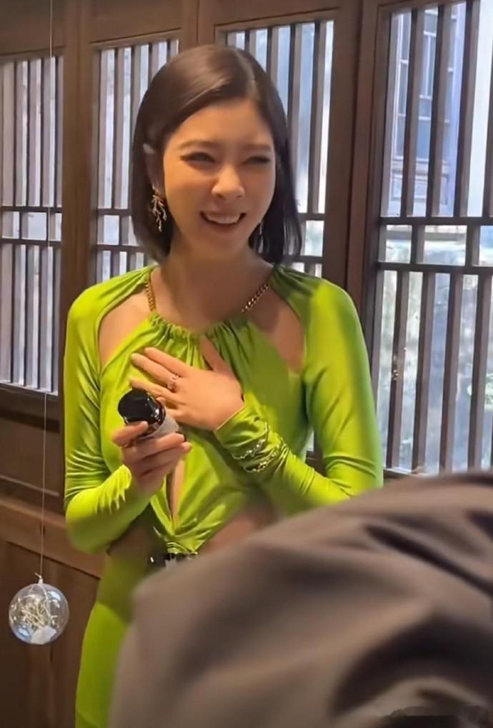 宋妍霏还是不够大方啊，既然都穿了，又没有开口很大，有啥好遮遮掩掩的。 