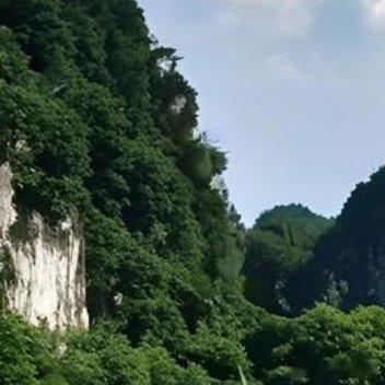 暖暖的太阳，送给你灿烂的笑容；轻轻的风，吹开你紧琐的眉头。让所有忧愁随风而去，请