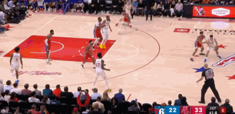 太离谱了，申京自信过头
超远三分随手扔，真把自己当库里啊……
这种球乌度卡不把你