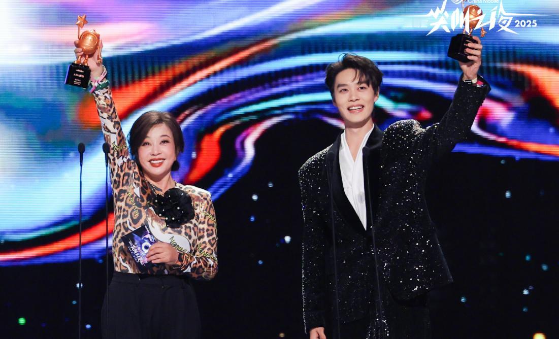 刘晓庆这状态绝了，主打就是少女感！爱奇艺尖叫之夜，刘晓庆身穿豹纹西装，精神十足的