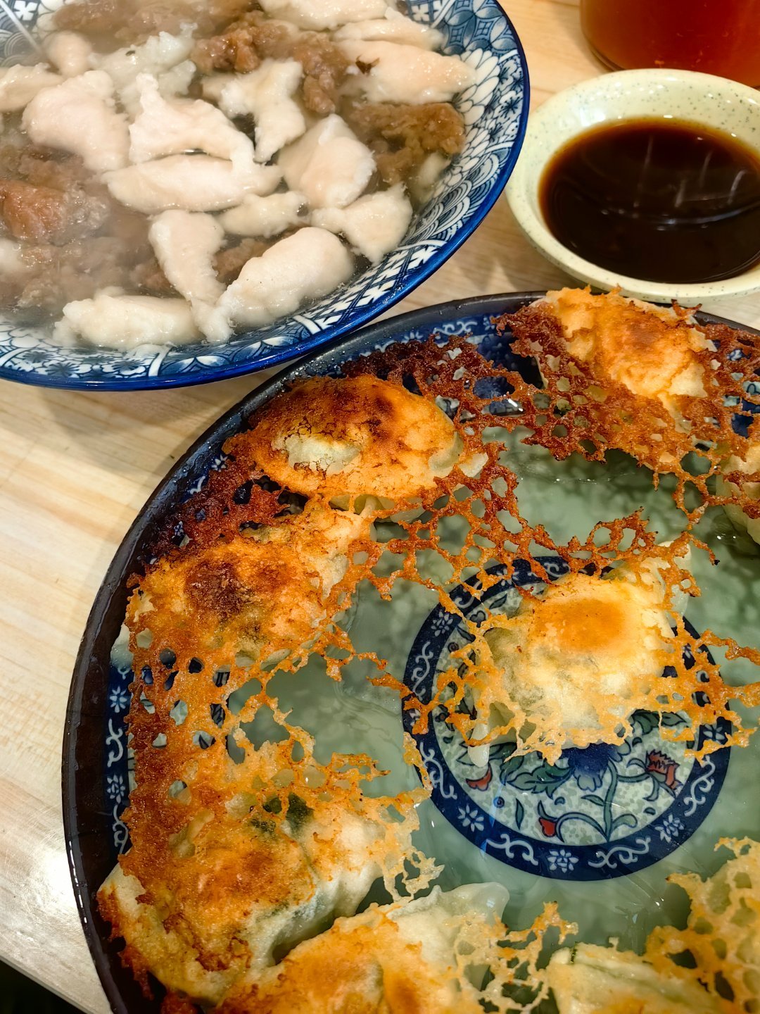 *在路上*又回到霞浦县城吃早午饭...水煎饺+福鼎肉片+肉燕，饺子煎的花好漂亮，