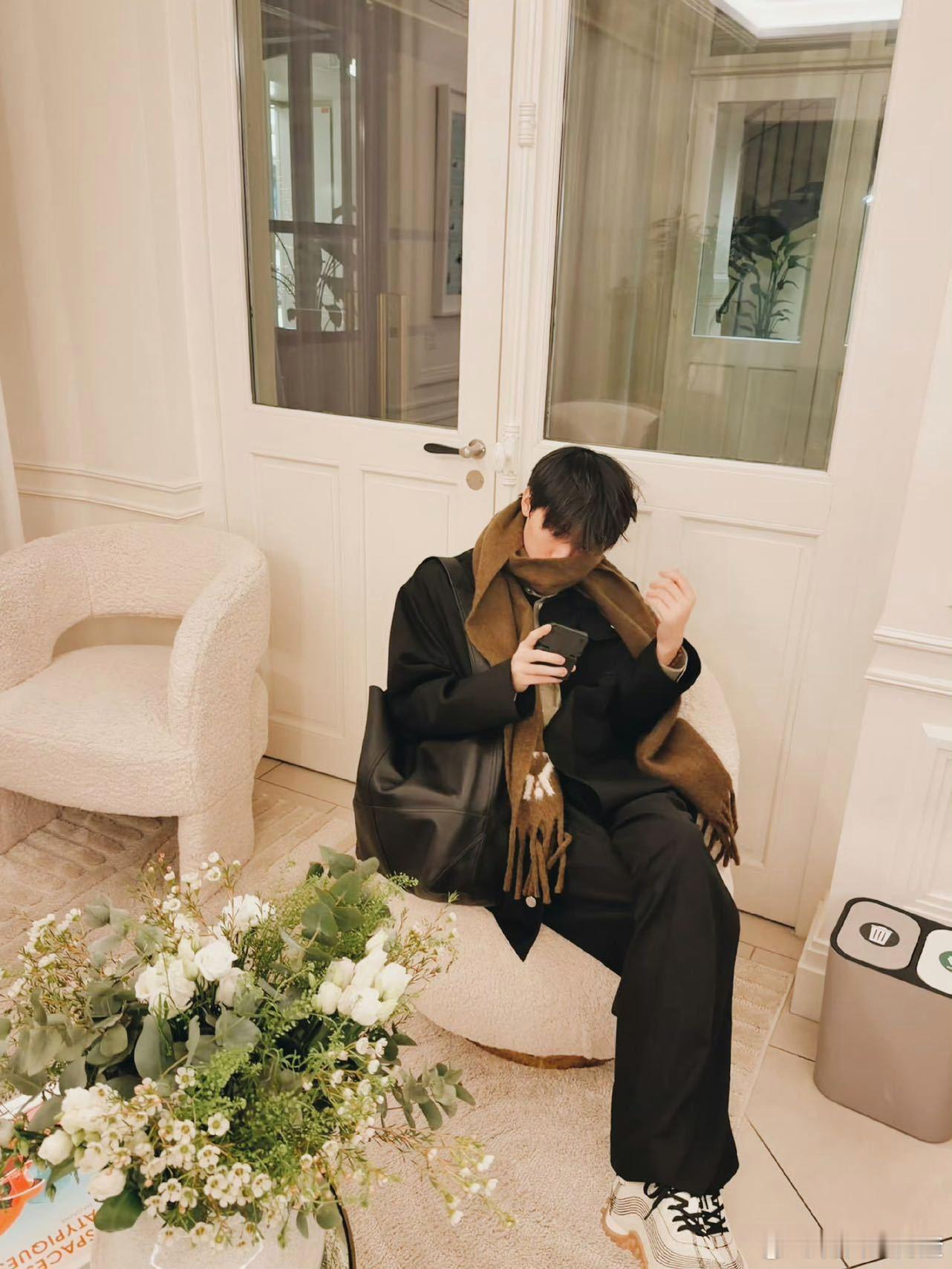 周翊然巴黎街头清唱了解 巴黎街头的少年清唱，周翊然开口直接沦陷！ 