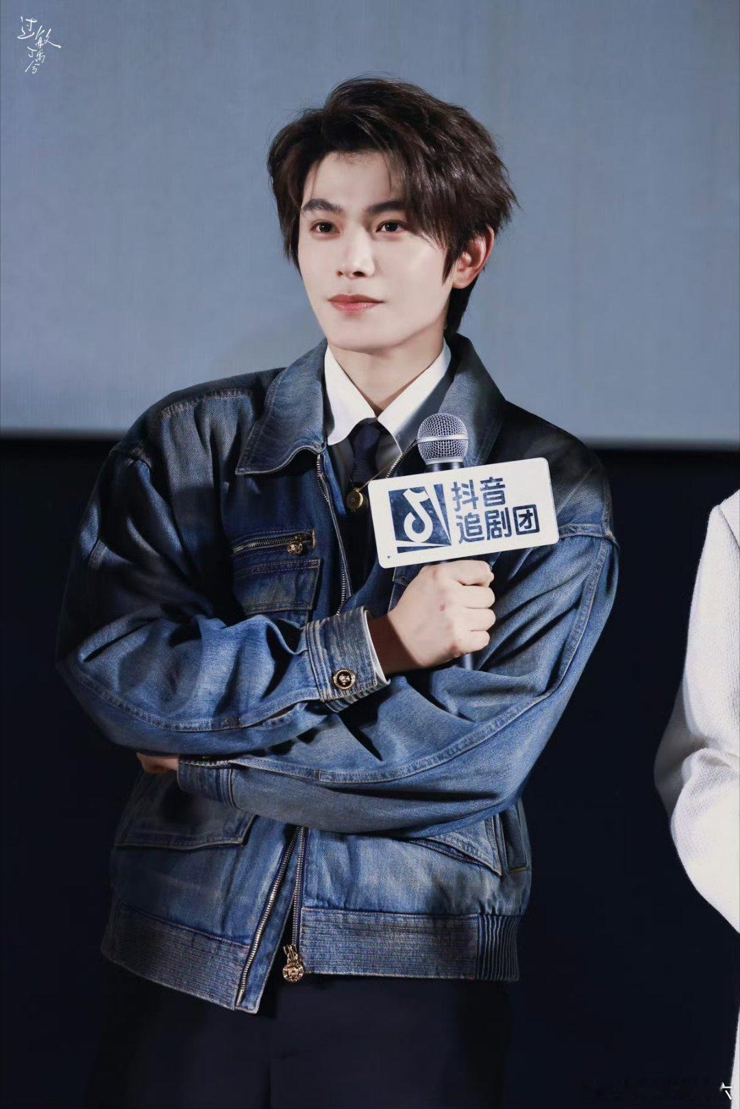 dyx “墙角处暗无天日的海棠窥见了少年身上的光。”