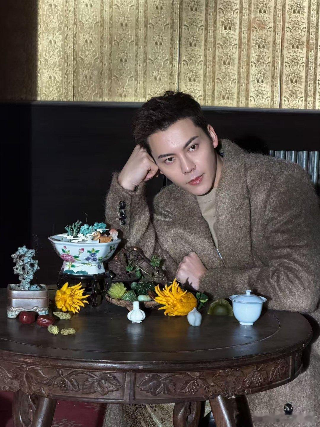 好怕鸽子在陈伟霆头上干点啥帅哥和鸽子的组合意外有种奇妙萌感，瞬间让人又紧张又想笑