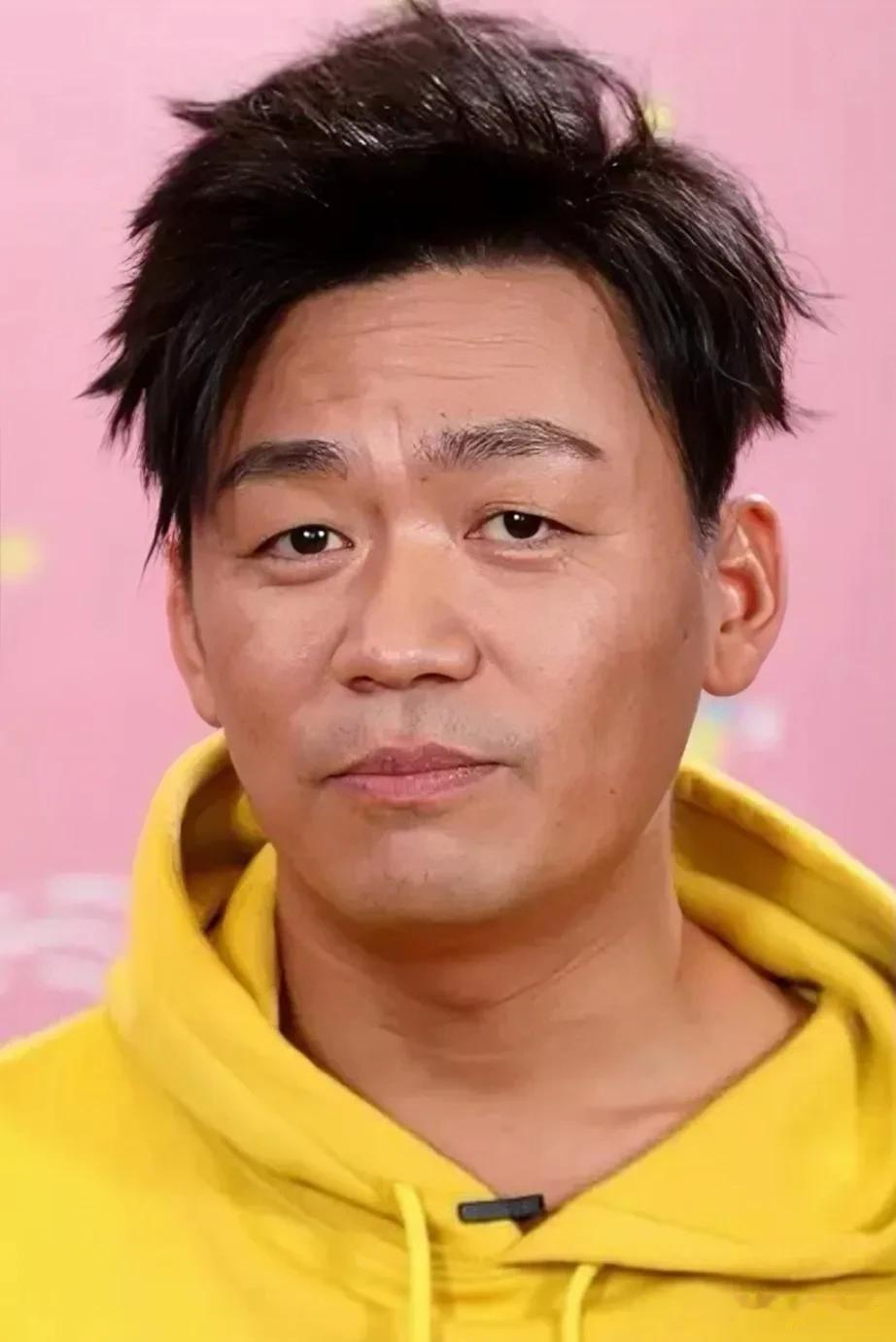 一次，郭德纲问王宝强:赤手空拳的情况下，你能打几个？王宝强说:两三个吧，郭德纲调
