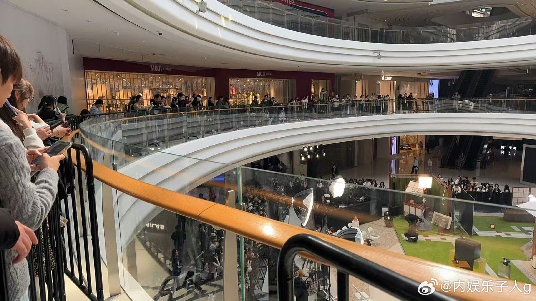 工作日一大早就有好多人排队在等田曦薇了谁能想到这是下午3点才开始的活动…都想见见