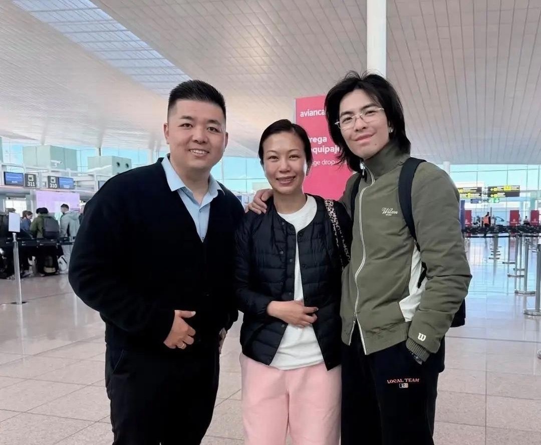 39岁萧敬腾跟老婆林有慧在巴塞罗那街头露面，他留着长发，脸没化妆，真人看着可瘦了