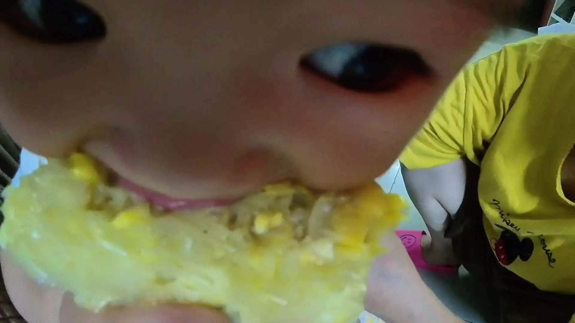 人类幼崽第一视角干饭 看到宝宝自己拿着东西，开开心心的吃，就像记录下来...