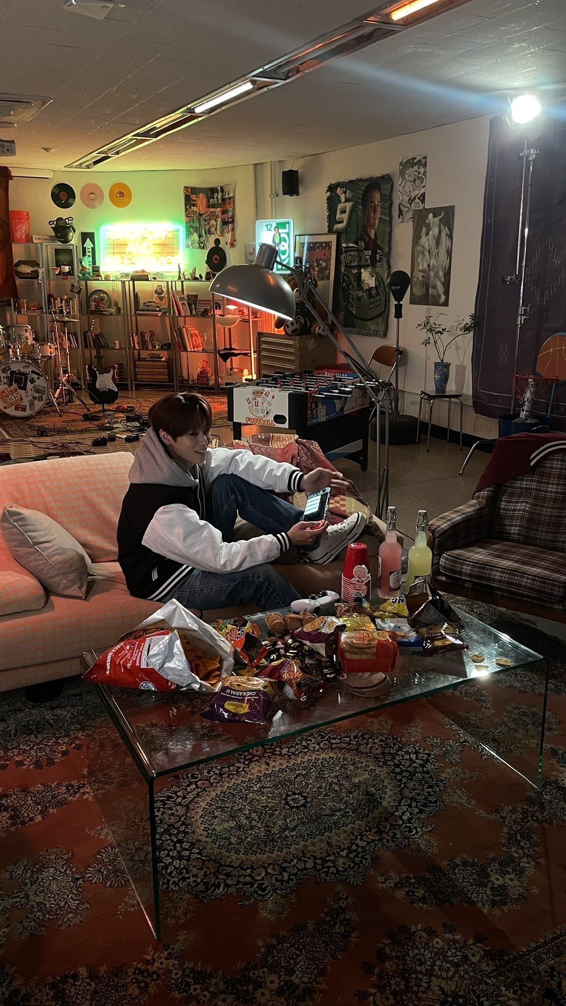 人在异国他乡 跟你合租的室友是个白天睡觉晚上通宵打电动 昼夜颠倒的宅男 半工半读