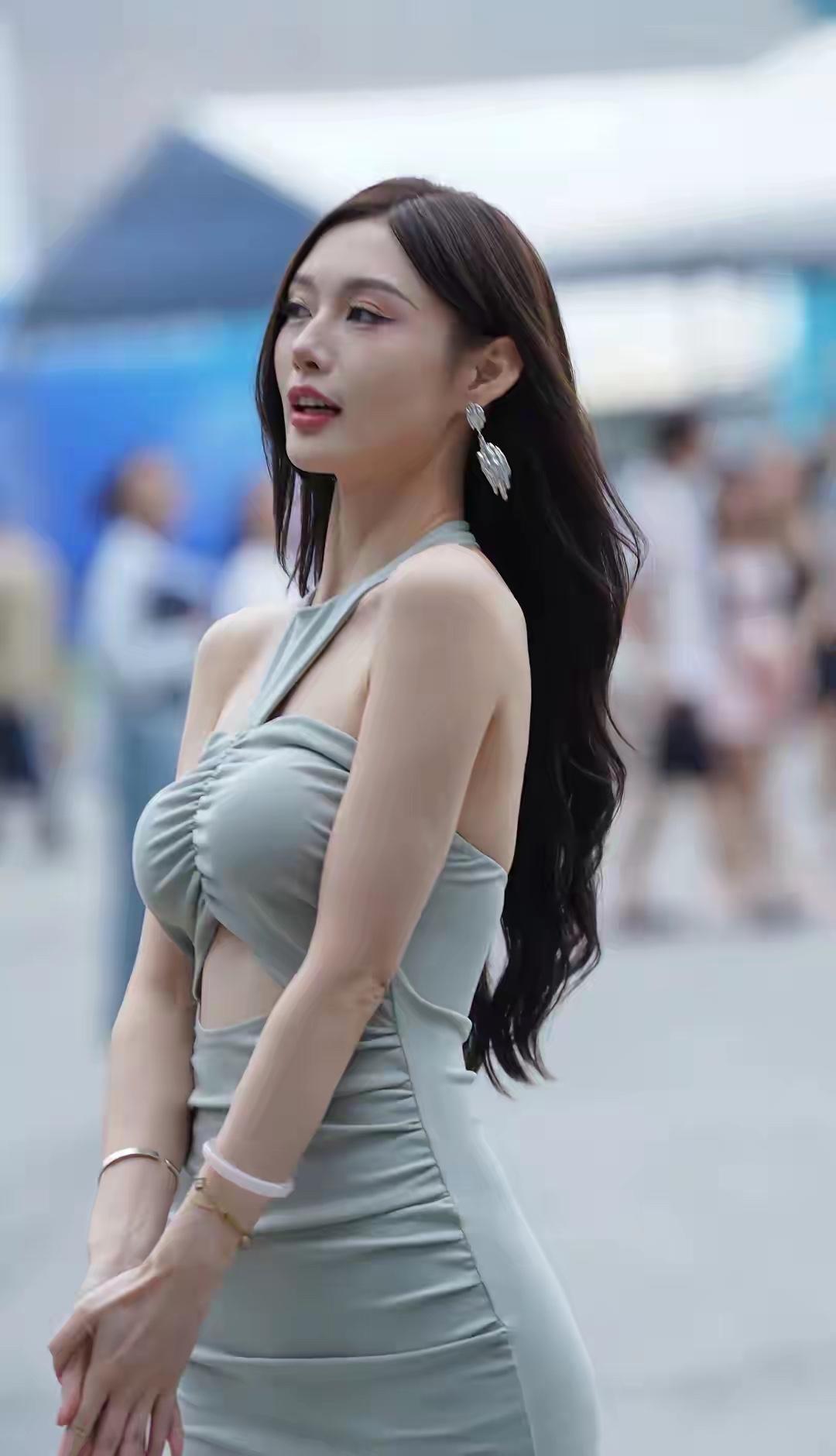 街拍示范搭配长裙