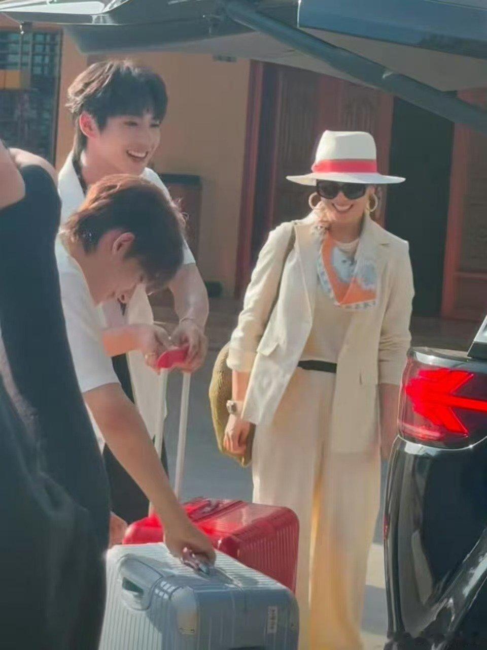 刘涛颜安余宇涵综艺再合体 刘涛颜安余宇涵新综艺路透 刘涛颜安余宇涵又合体录综艺，