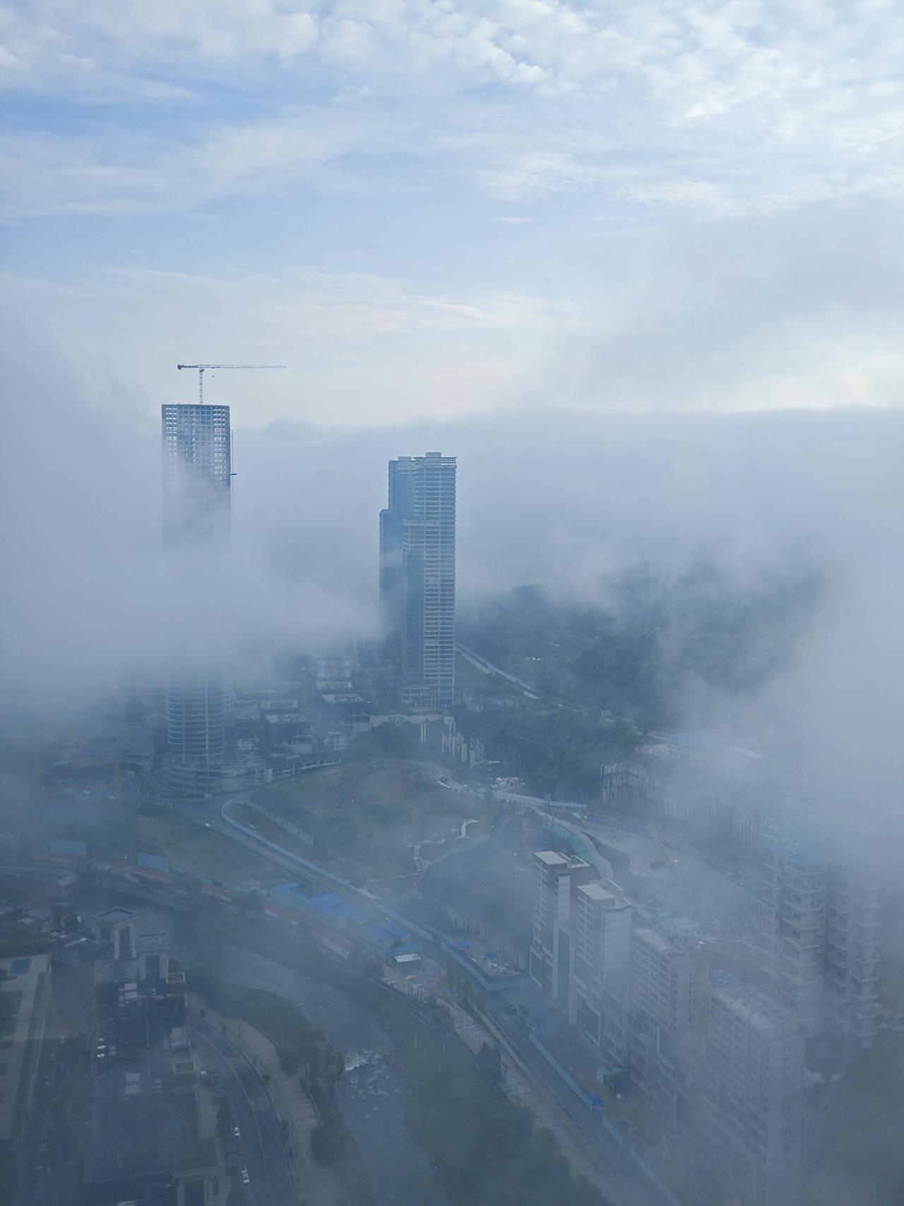 今天清晨六点半，酒店窗外的风光，云遮雾扰的贵阳城，仿若人间仙境。昨天有幸看到了贵