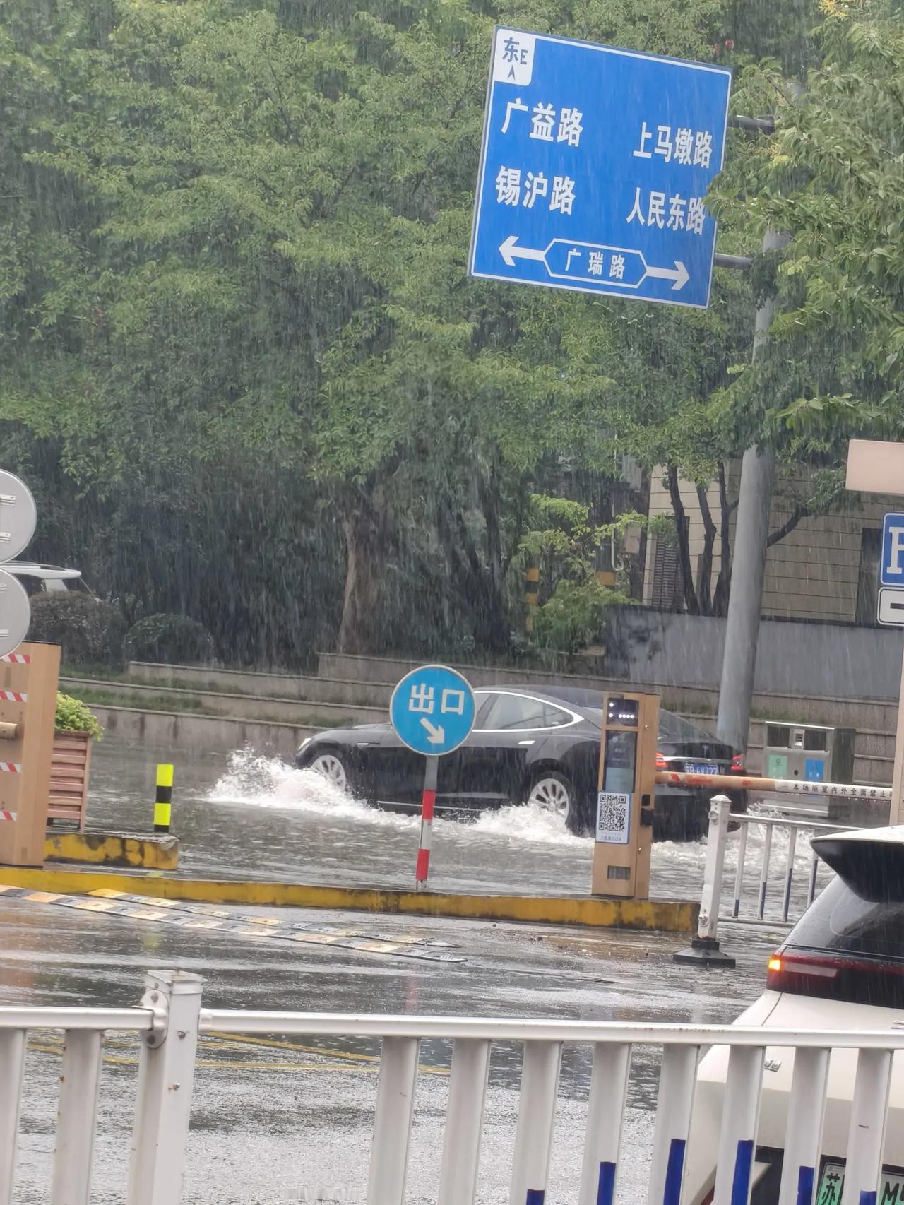 第八人民医院门口淹了！早上到现在雨也不算大，这水却排不掉[伤心][伤心]晚上要是