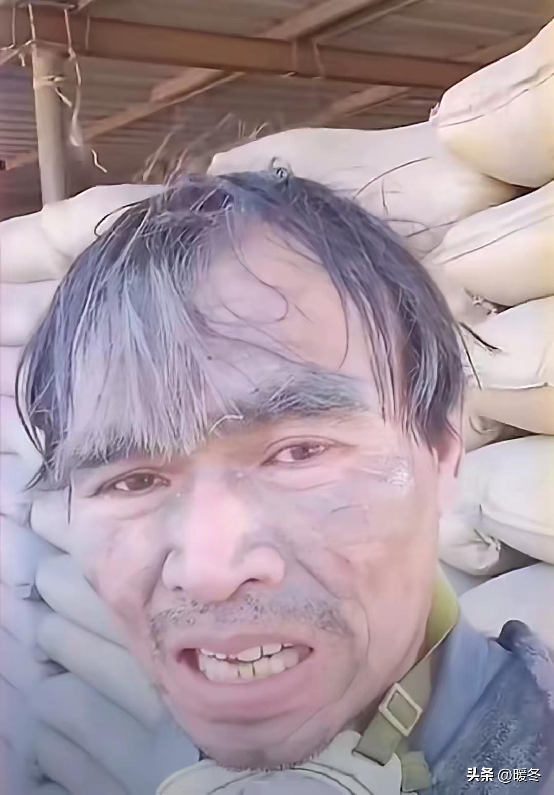 揪心！女子为省1块钱跟背水泥师傅还价，亲眼看见师傅爬六楼的惨状，当场哭着道歉：我