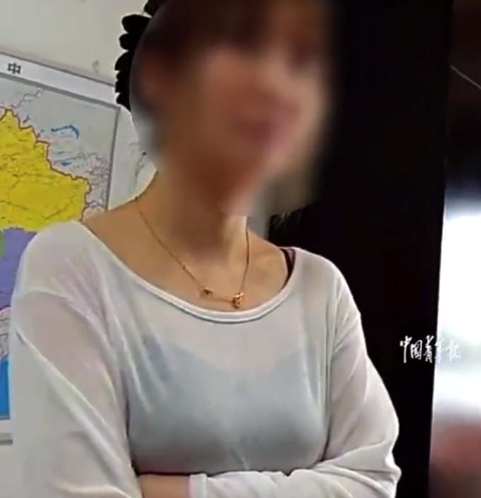 小仙女这么任性吗？安徽宣城，一女子刚提新车，挂上临牌就上路了。一路上开车毫无顾忌