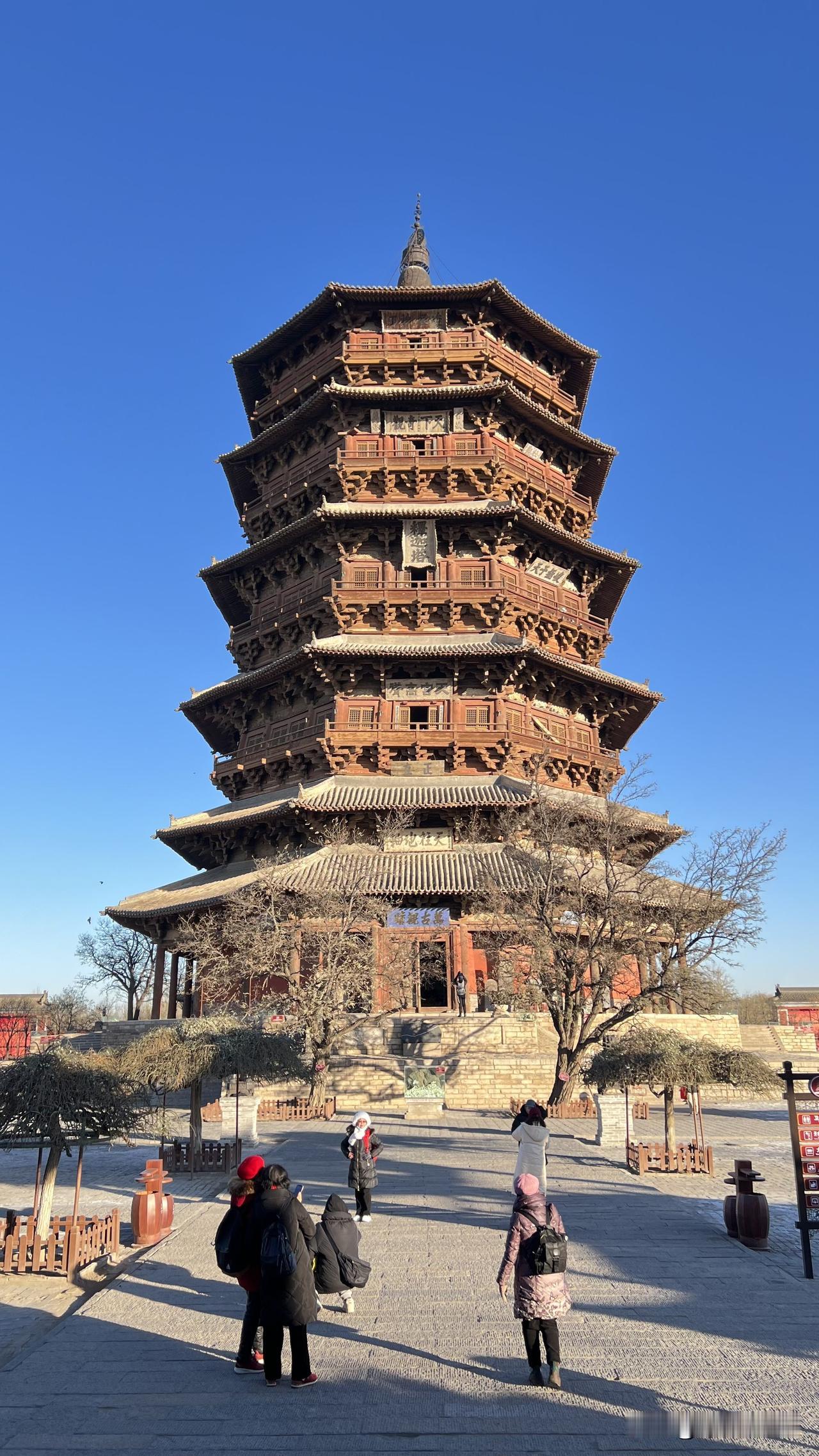 山西省朔州市应县佛宫寺释迦塔，也叫应县木塔。它是世界上现存最高、最古老的木构塔式