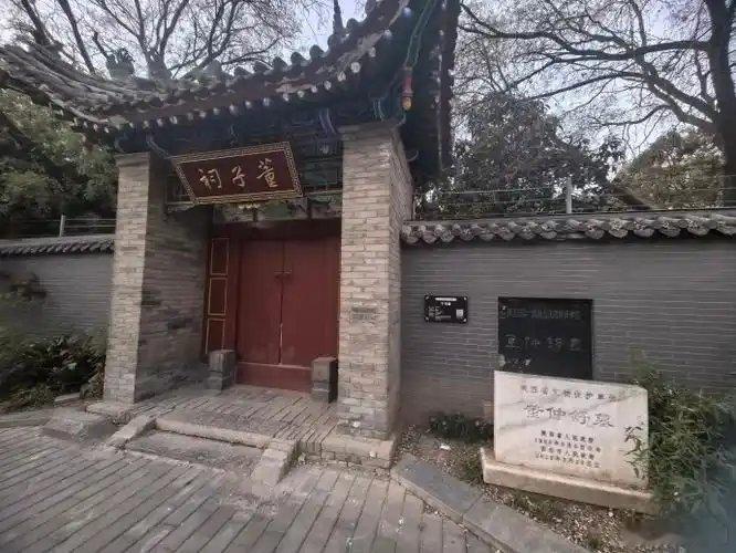 董仲舒的丰功伟绩。是他把儒学从“思想”变成了“意识形态枷锁”，让中国长期陷入伦理