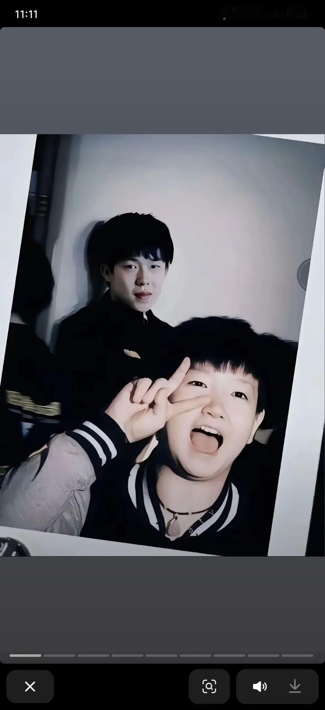 6年前的照片，我只记住了男孩的眼神。
那张照片里，女孩在镜头前笑得灿烂。
阳光打