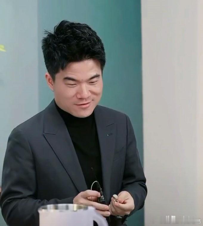 董宇辉闪现直播间，没有歉意，只有“含沙射影”！昨晚董宇辉出现在直播间，对于近期的