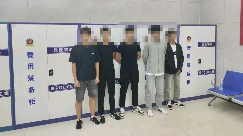 8月20日凌晨，一个五人犯罪团伙进入聊城昌润路一小区地下车库内，盗走了某女业主放