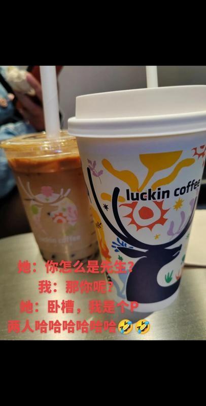 家人们，我刚看到的视频，笑死我了！
一条龙鱼想吃蛇，结果一口下去，只咬住了个蛇头