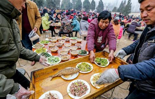 农村的大席条件那么差，为什么很少有人吃坏肚子?
农村保证食材都是新鲜的，猪是现杀
