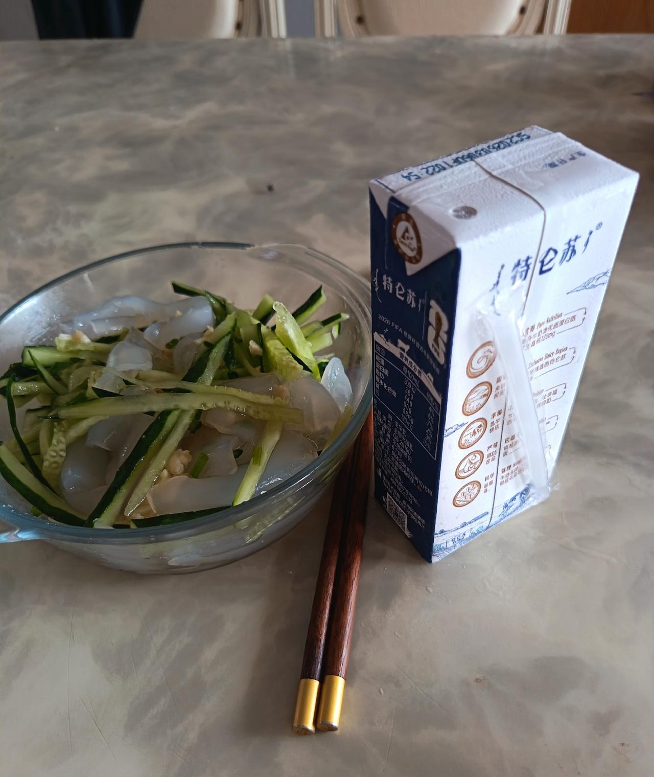 就要去三姐家做客了，晨练之后就急忙赶到了“吖滴滴”超市买了一箱“特仑苏”，随后再